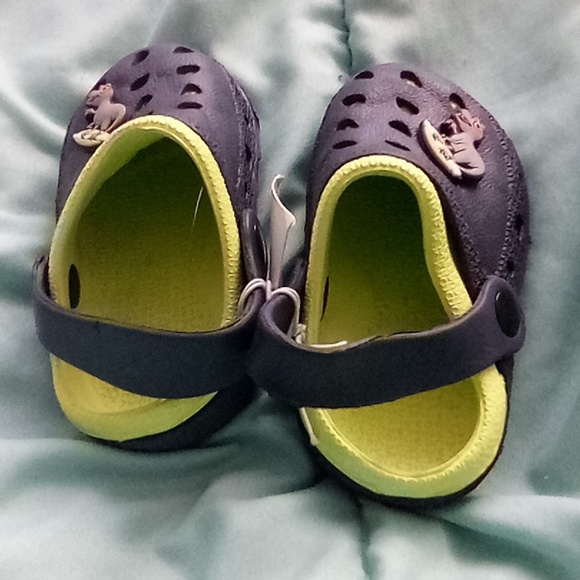 Toddler boys lime dino charm clogs size 6 ( box AW ) - Picture 2 of 3